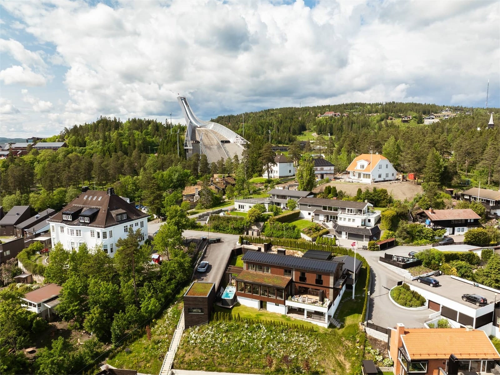 Boligen ligger med flott panoramautsikt og langt unna traffikkert vei. Meget solrikt. Holmenkollen rett i nærheten. Galleribilde