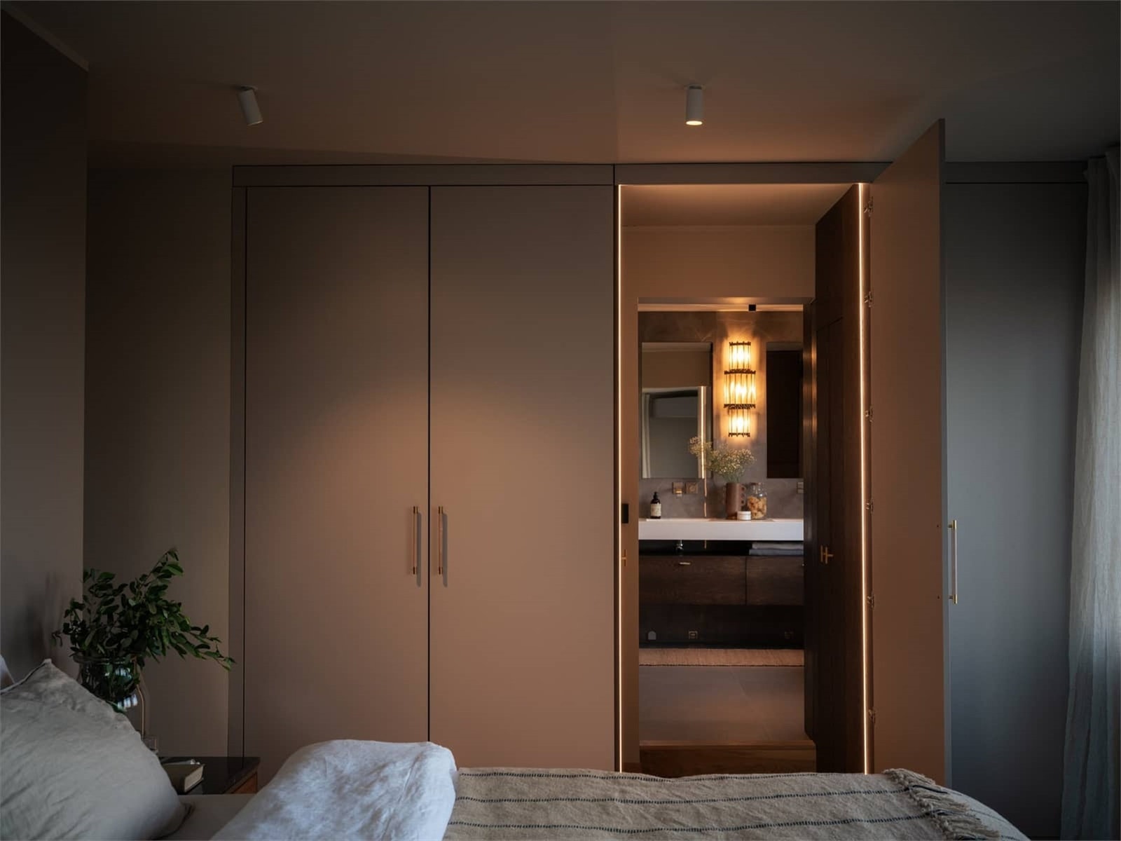 Innebygd garderobeskap samt inngang til eget bad. En suite. Galleribilde