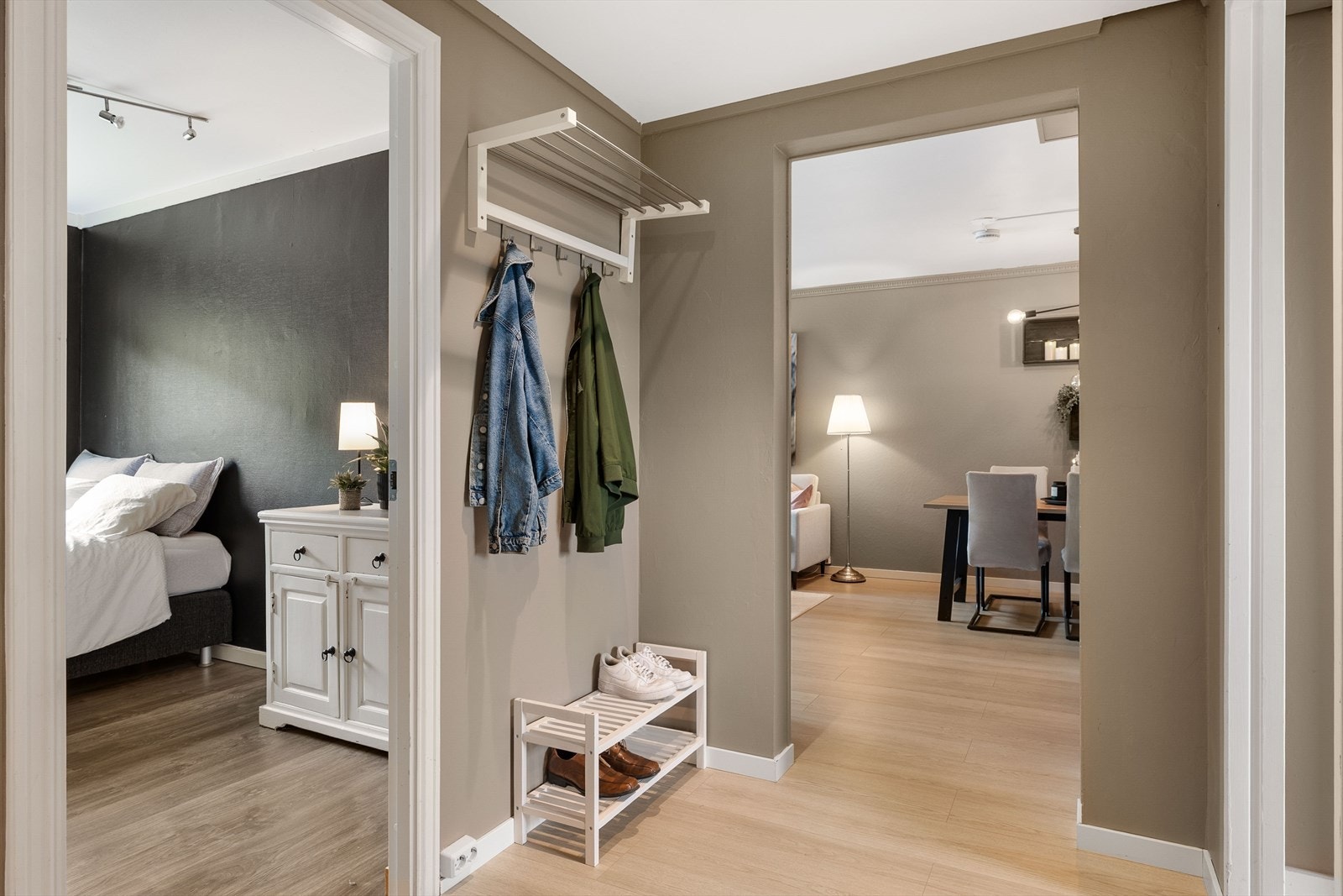 I entreen er det god plass til å henge og sette fra seg yttertøy - i tillegg til bod med gode oppbevaringsmuligheter. Galleribilde