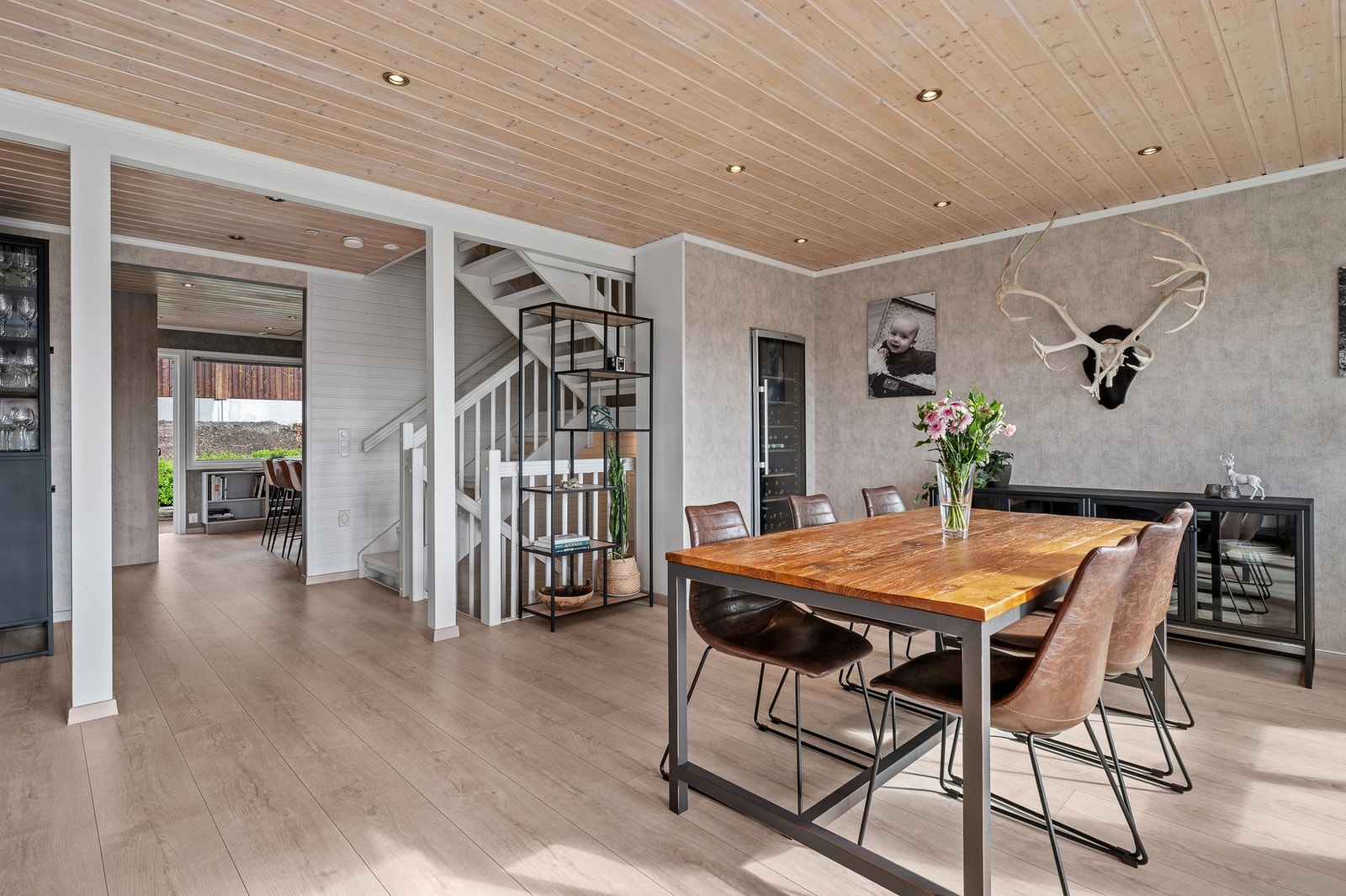 Her er det god plass til et stort spisebord - perfekt for både hverdagsmiddager og sosiale sammenkomster. Galleribilde