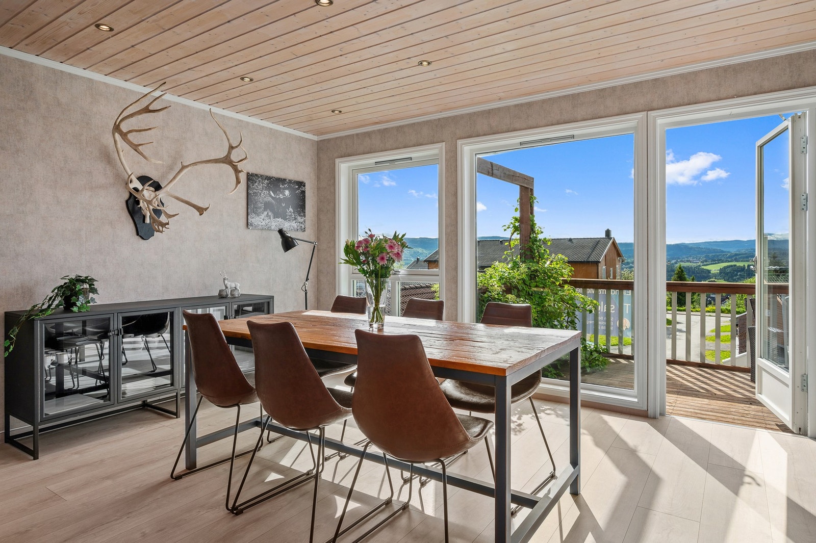 1. etasje byr på en lys og romslig stue- og spisestuesone med direkte utgang til balkong. Kjøkkenet er plassert på motsatt side av etasjen, med utgang til terrasse. Galleribilde