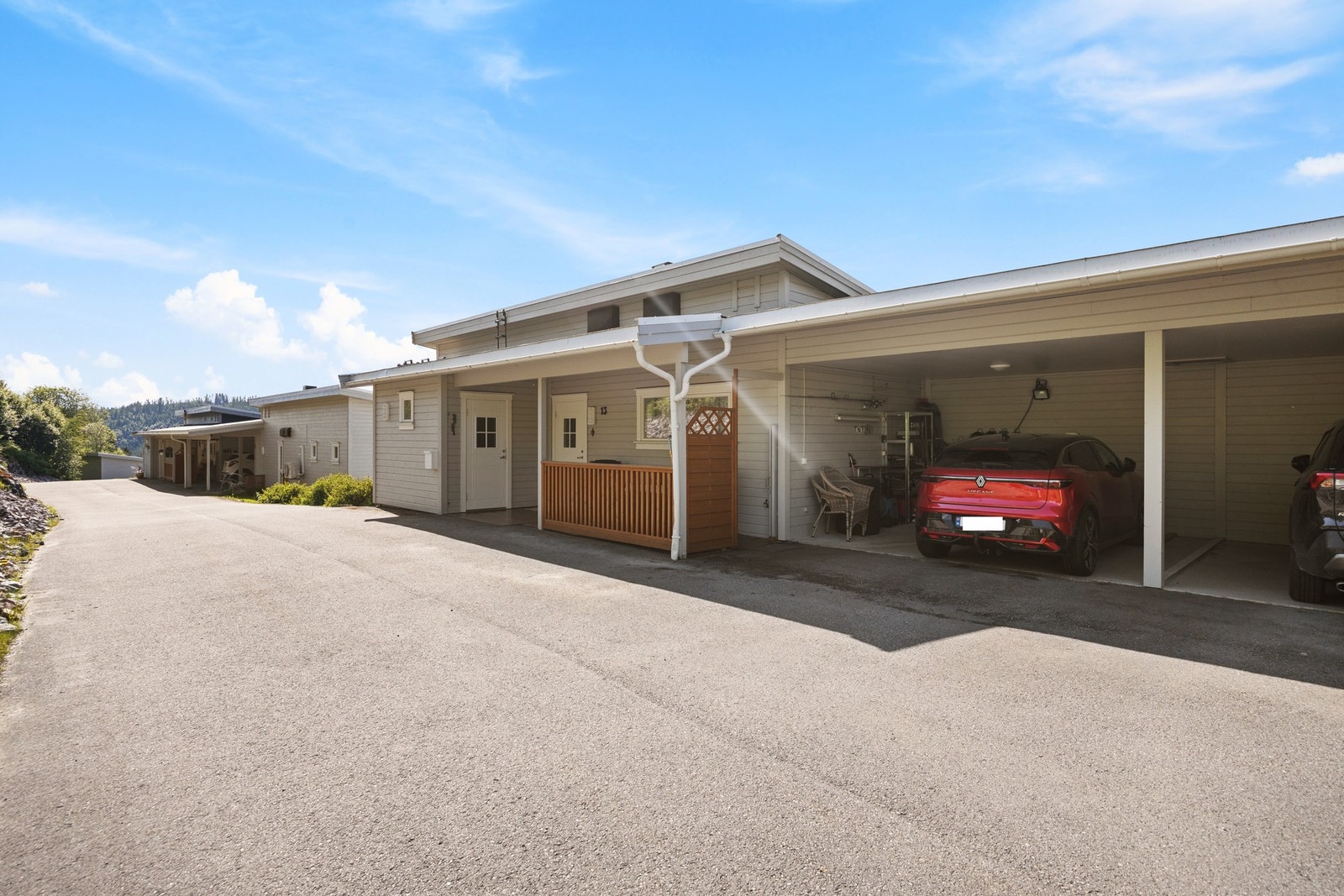Parkering i carport. Det er asfaltert ved carport og inngangsparti Galleribilde