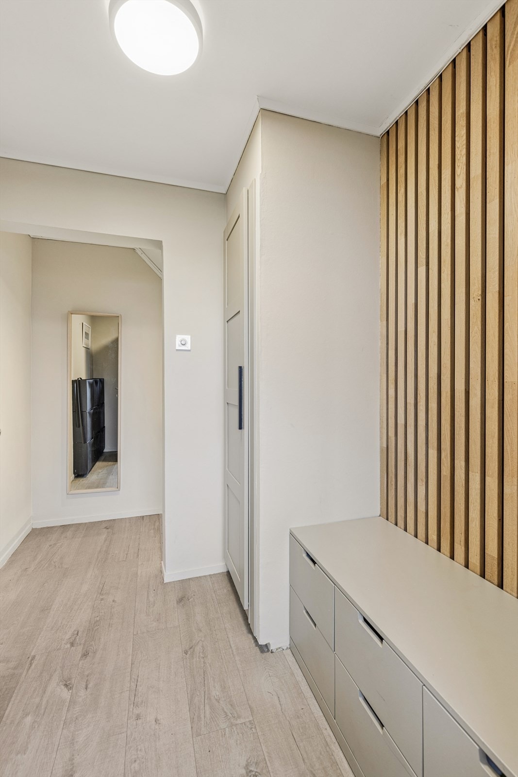 Rommet er malt i lys farge men kontrast til spilevegg. Galleribilde
