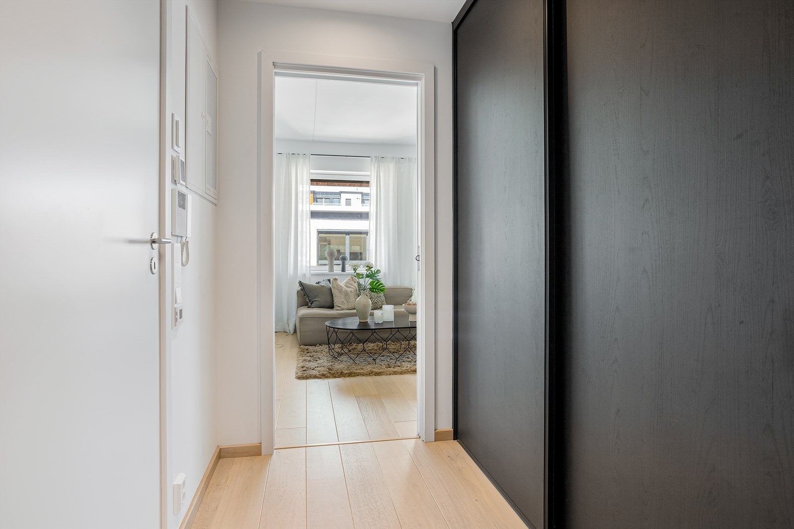 Entré med plass til garderobeløsning. Fordelerskapet til den vannbårne gulvvarmen er montert i garderoben her. Galleribilde