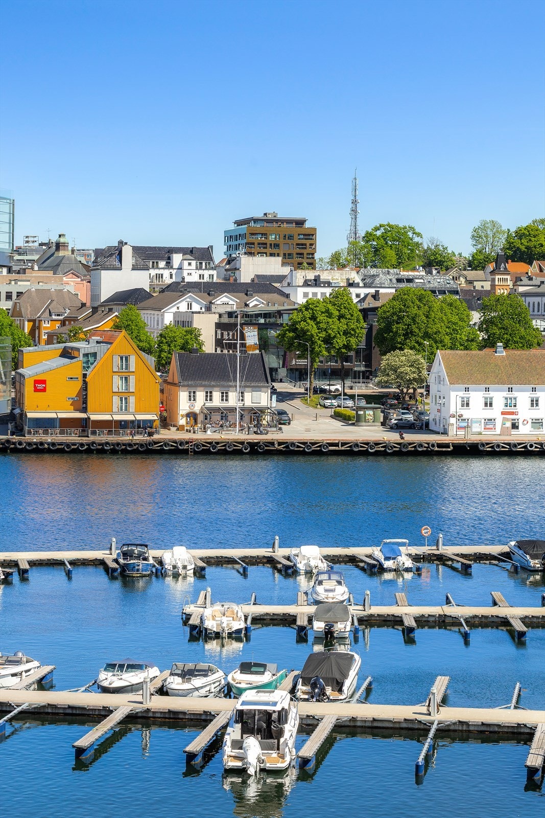 En bryggevandring viser kontrastene mellom Tønsbergs gamle sjøbodkvartal og den modernistiske arkitekturen på Kaldnes. Galleribilde