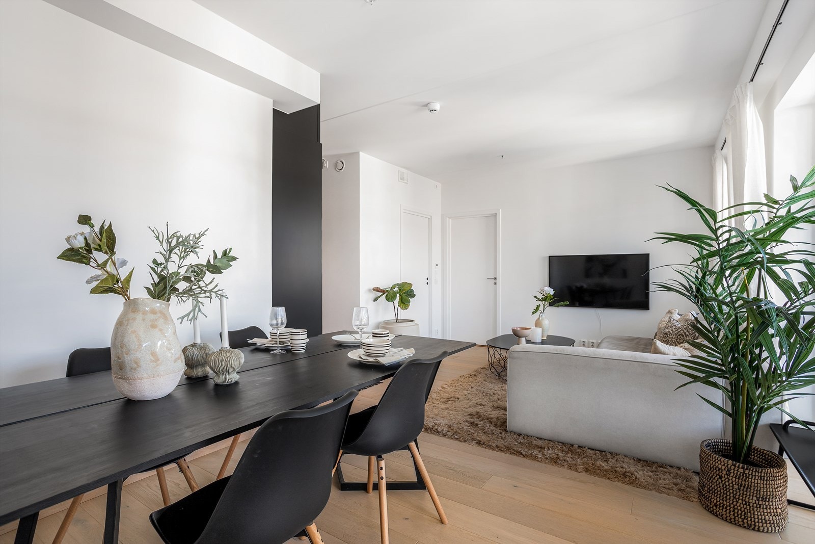 Stuen har god plass til både sofagruppe og spisebord. Galleribilde