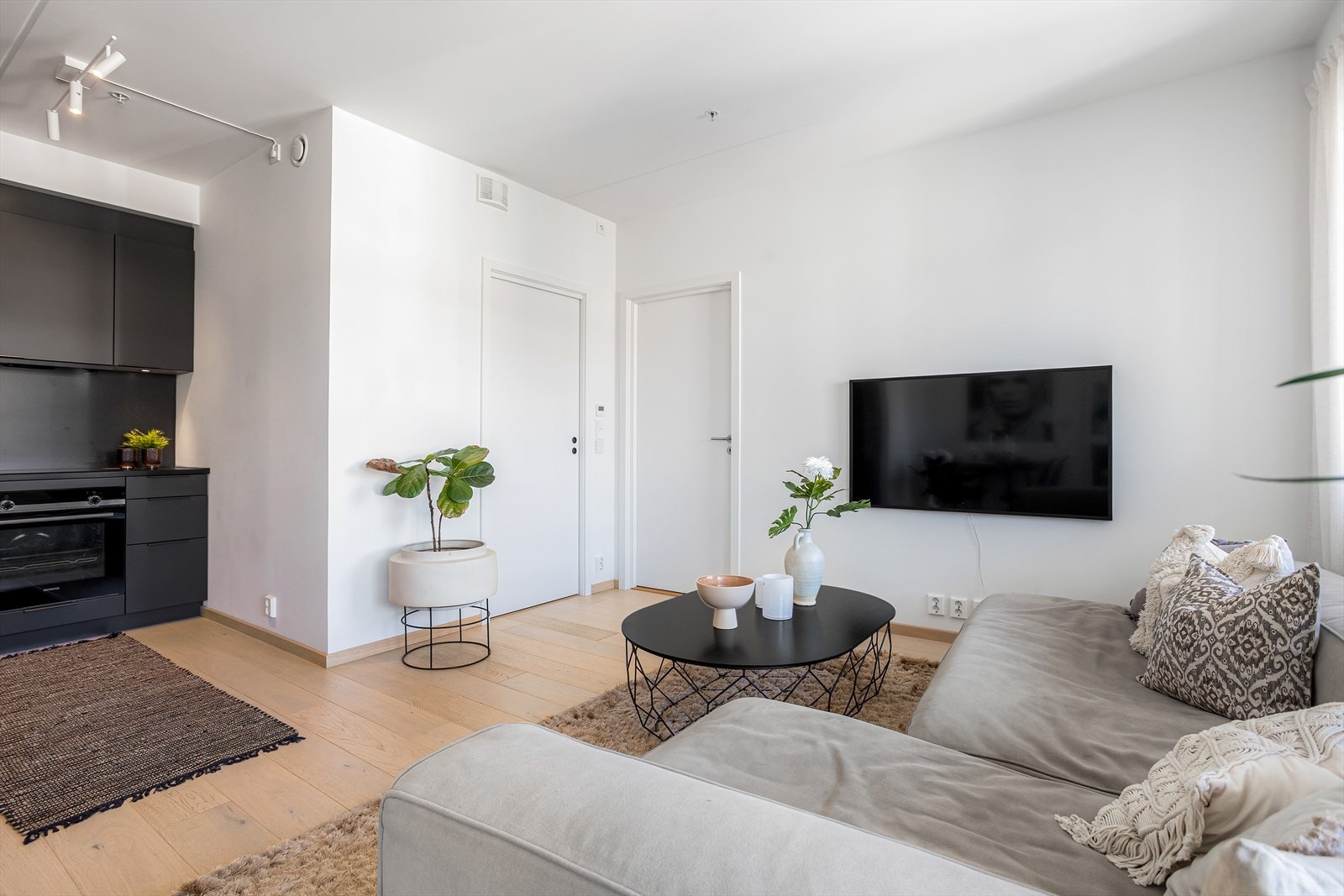 Vegger og himling har malte, slette flater som gir et rent og helhetlig inntrykk. Galleribilde