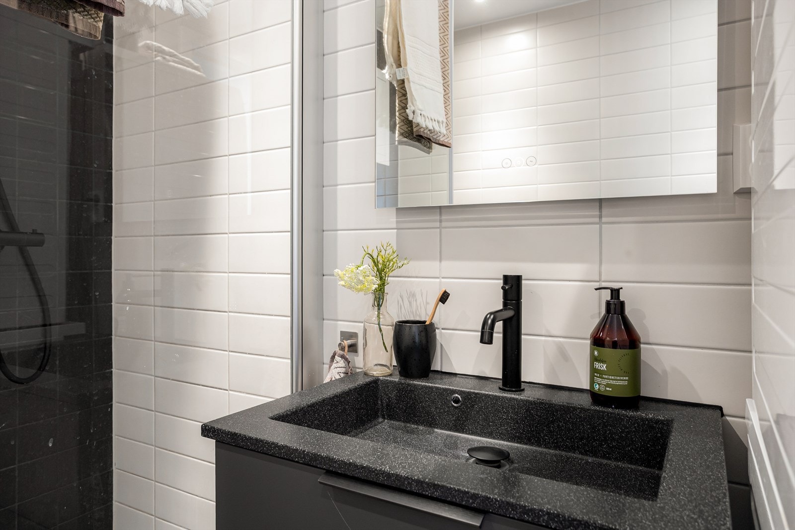 Badet har elektriske varmekabler i gulvet, servantinnredning og downlights i taket. Balansert ventilasjon er montert i himlingen. Galleribilde