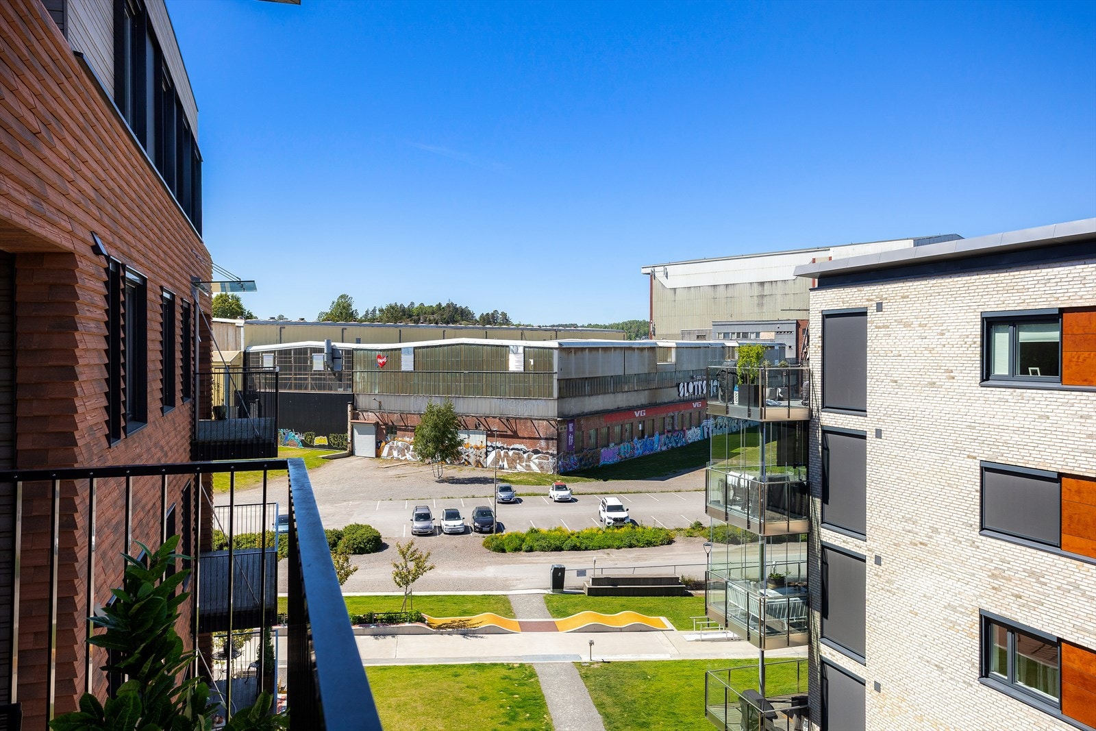 Fra balkongen ser man ut over de omkringliggende bygningene på Kaldnes. Galleribilde