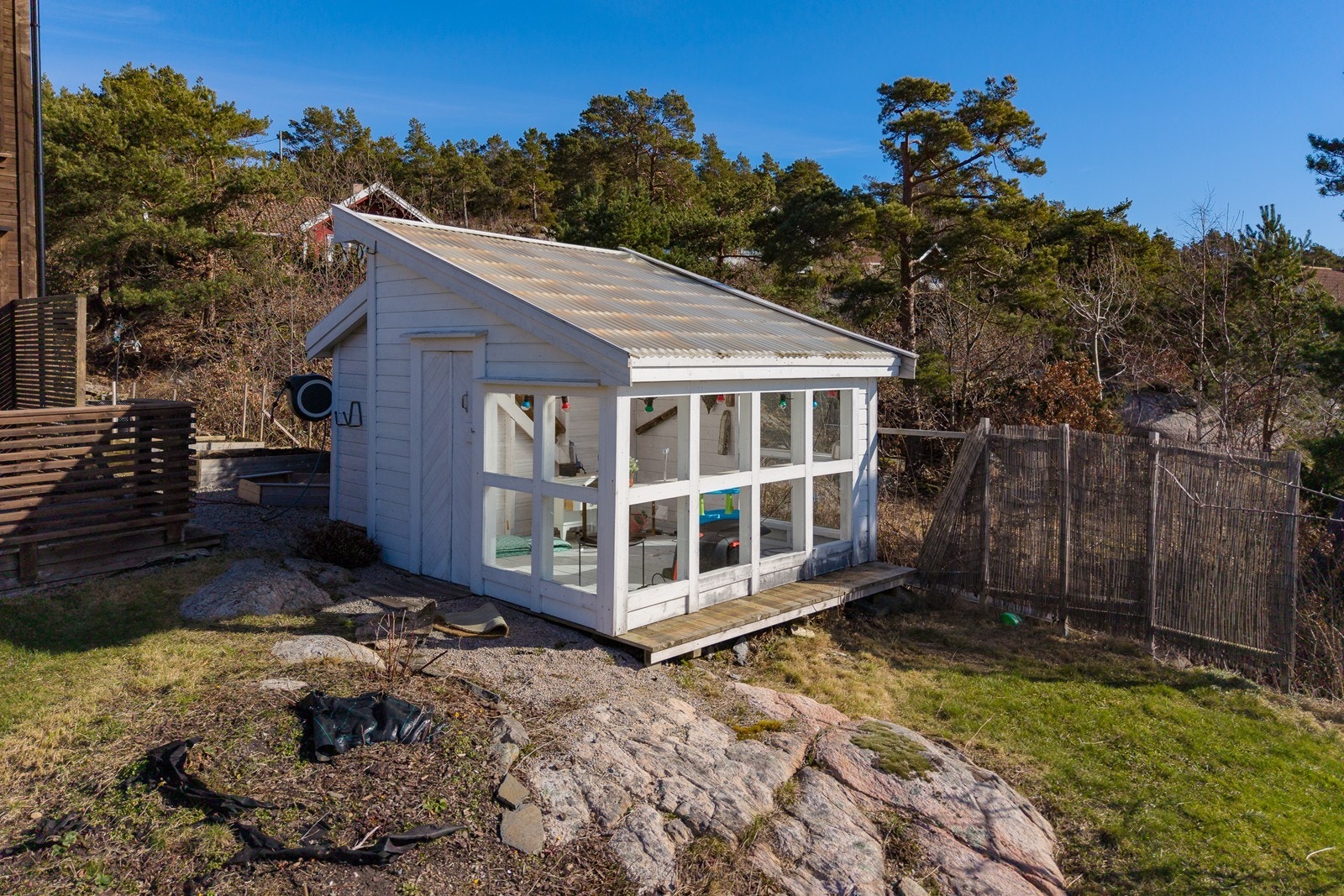 Koselig lite drivhus i hagen. Galleribilde