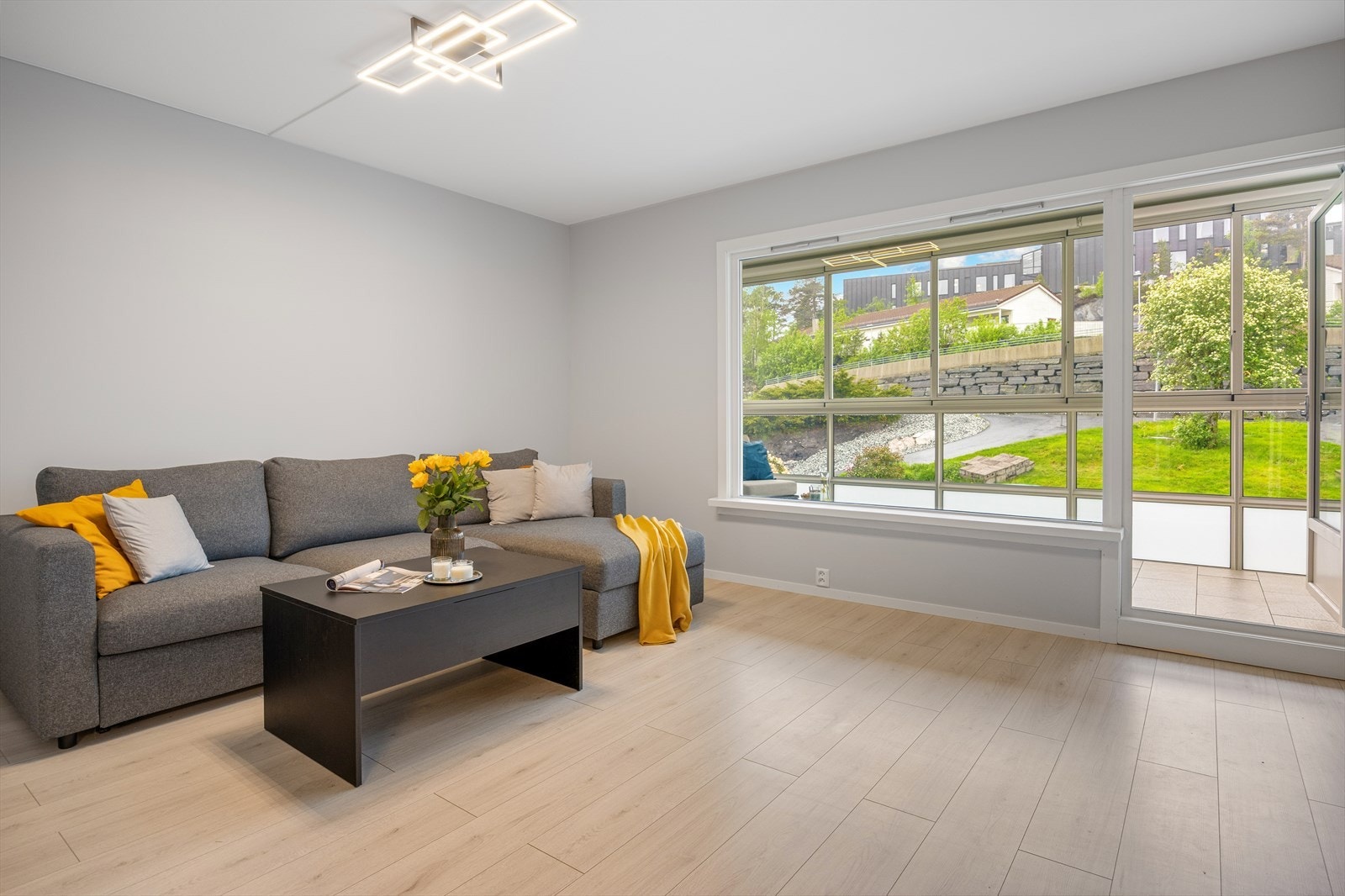 Leiligheten byr på en lys og luftig stue på ca. 30,2 m² med gode møbleringsmuligheter. Galleribilde