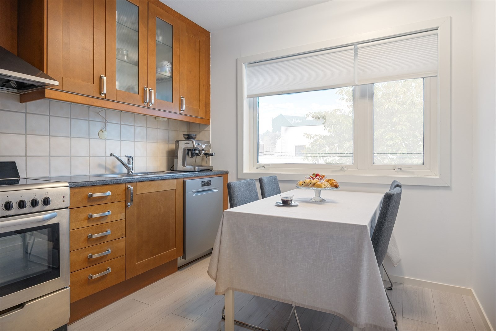Det er god plass til et hyggelig frokostbord ved vinduet. Galleribilde