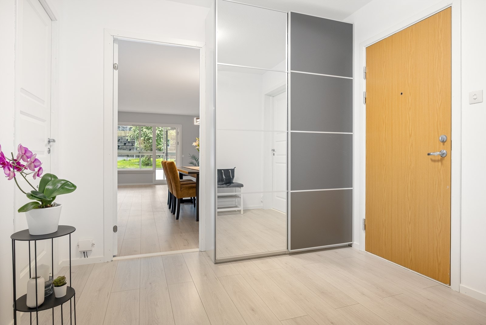 Entréen er romslig og innbydende med gode oppbevaringsmuligheter for sko og yttertøy. Galleribilde
