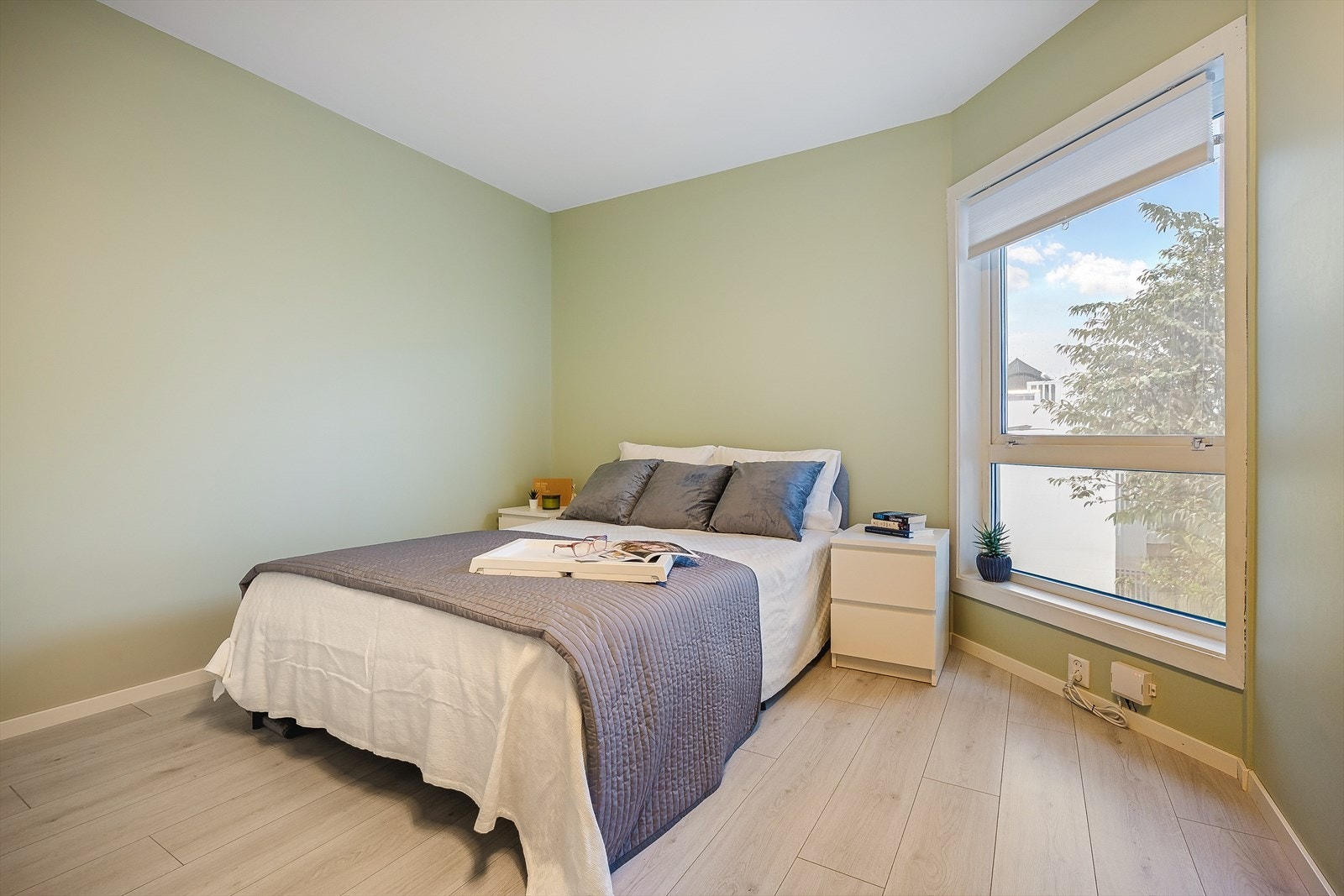 Romslig hovedsoverom på ca. 13,8 m² med gode møbleringsmuligheter. Galleribilde