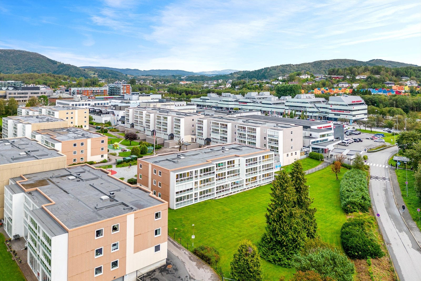 Fra boligen er det kort gangavstand til Åsane Senter med et bredt utvalg av butikker, servicetilbud og serveringssteder. Galleribilde