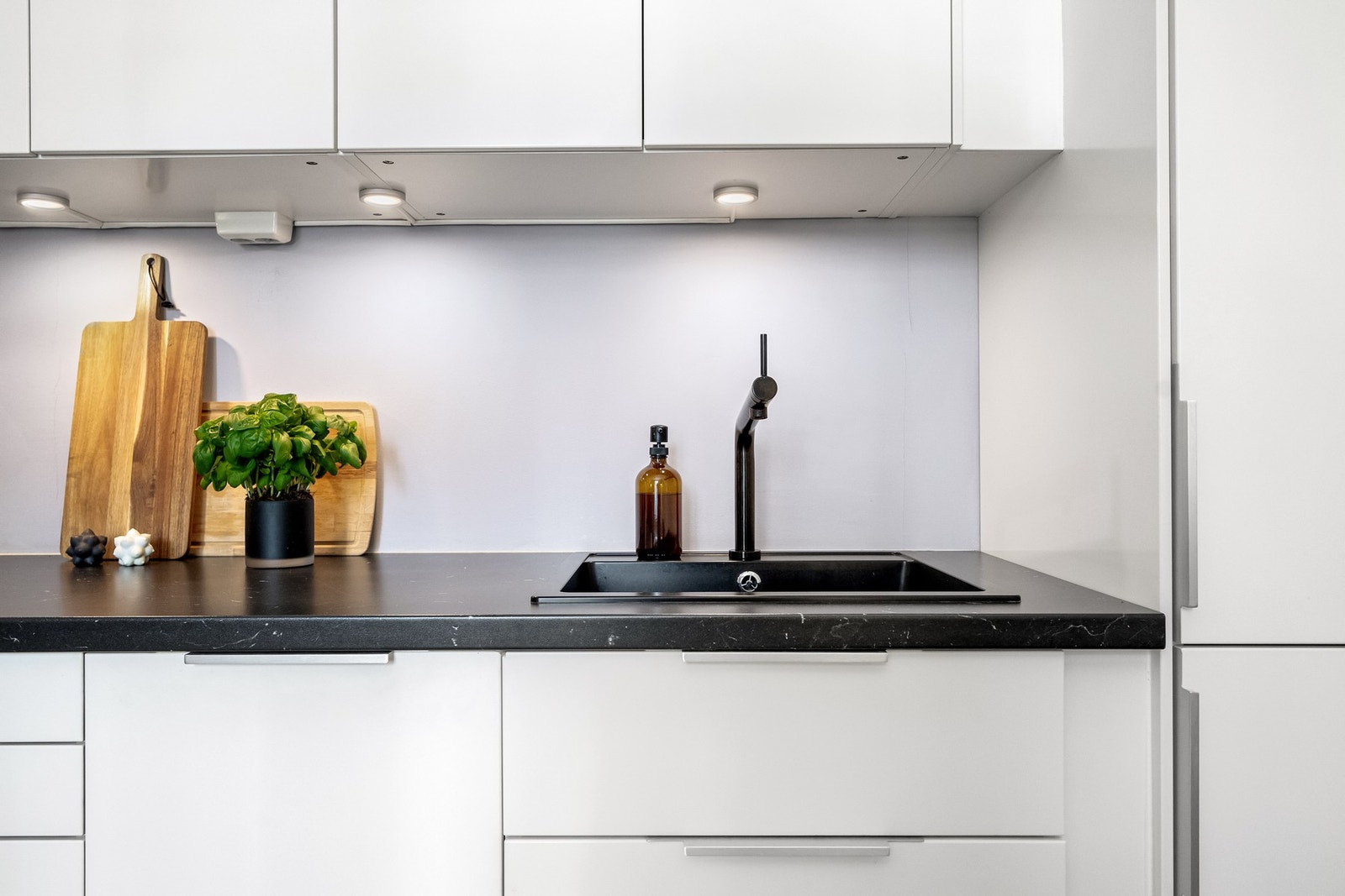 Benkeplate med laminert overflate. Nedfelt kjøkkenvask med armatur. Galleribilde