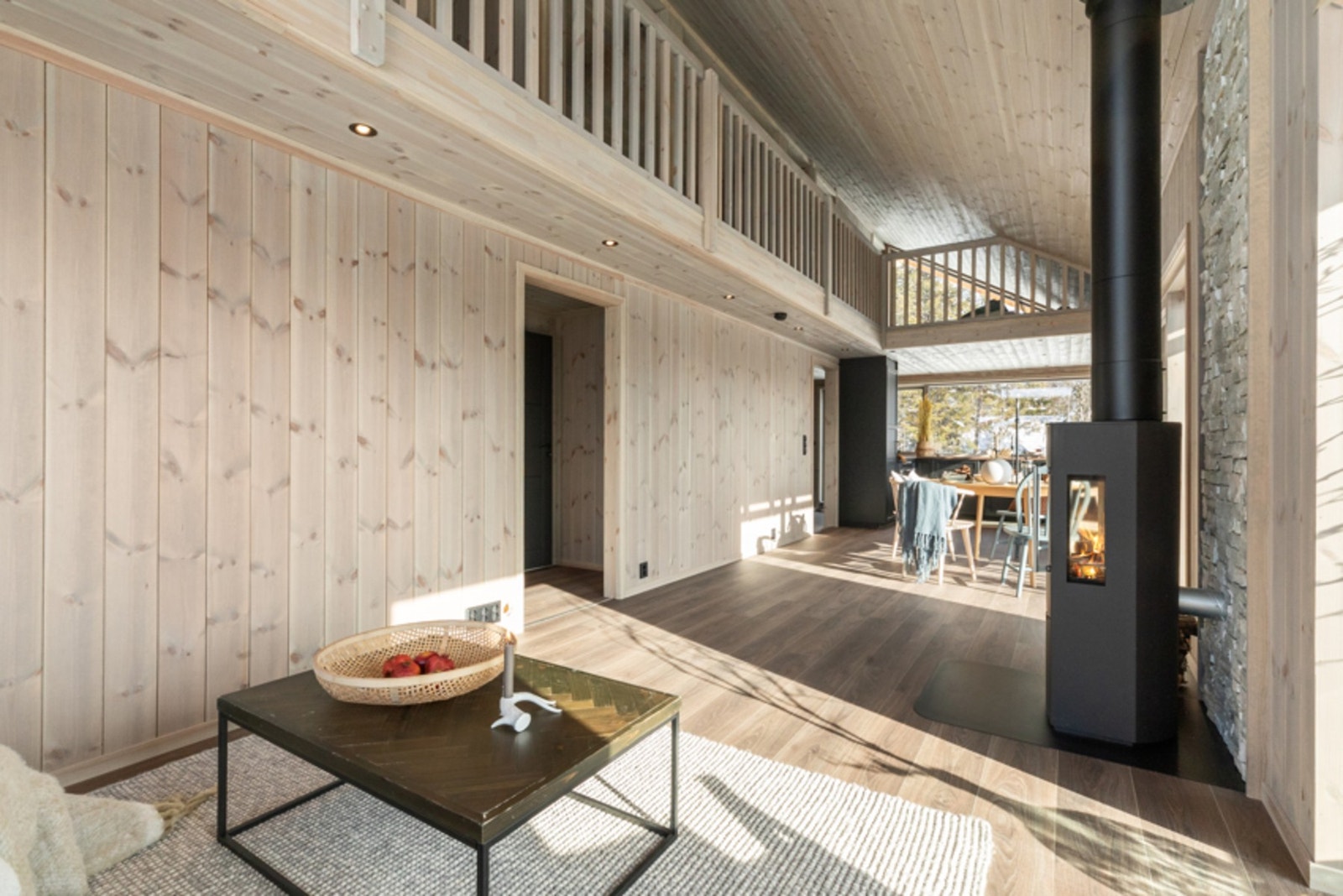 Hytta ble stylet av Sånn.Interiørdesign til foto. Hytta er møblert med andre møbler i dag, og den selges umøblert. Galleribilde