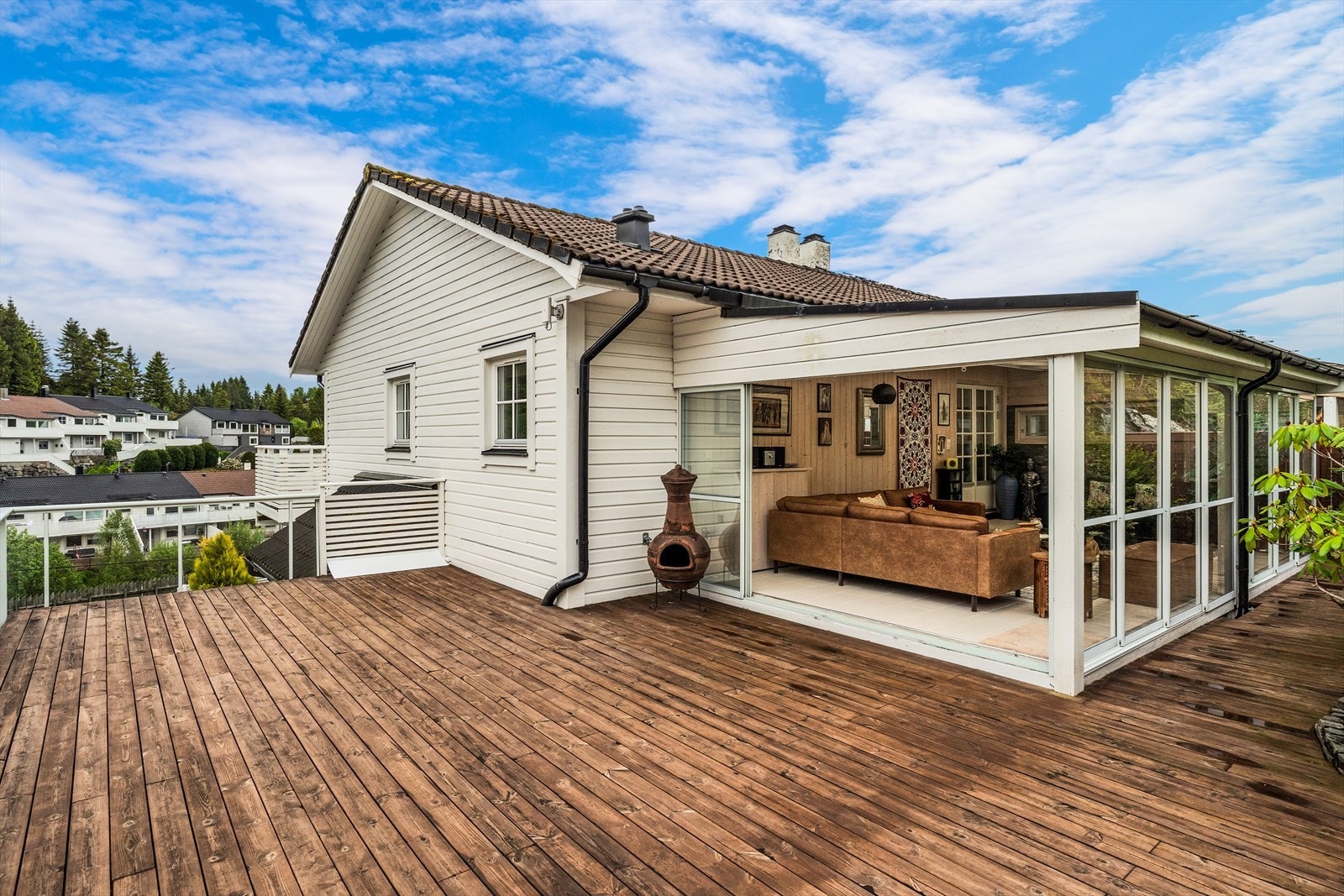Videre kommer man via vinterhagen til en stor en terrasse på ca 50 m², der kveldssolen kommer fint inn fra vest sommerstid Galleribilde