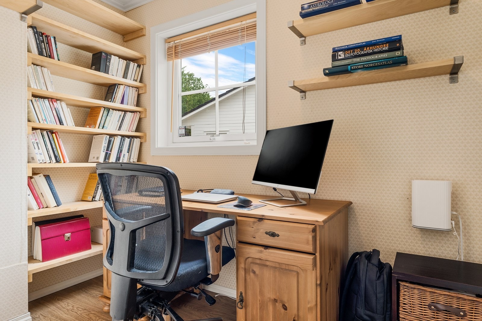I etasjen er det også et praktisk kontor innredet i opprinnelig bod, og som fra begynnelsen hadde vindu i endeveggen Galleribilde