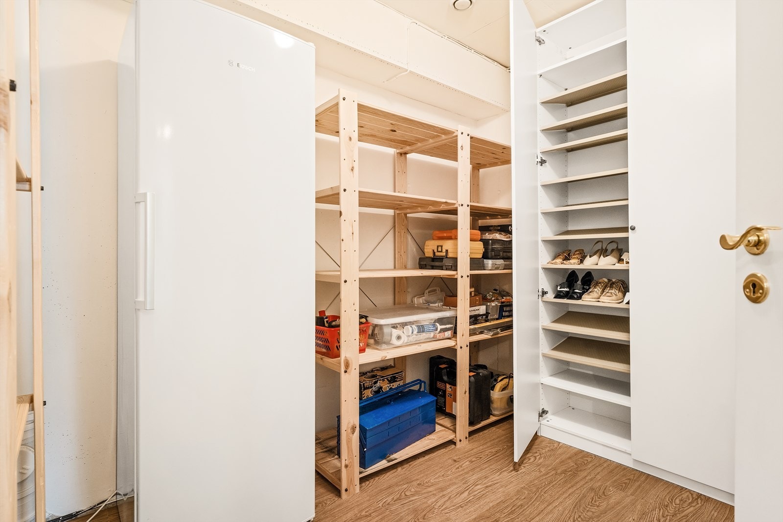 En stor innvendig bod kompletterer etasjen. Her er det meget god plass til både et stort todørs skoskap og hyller Galleribilde