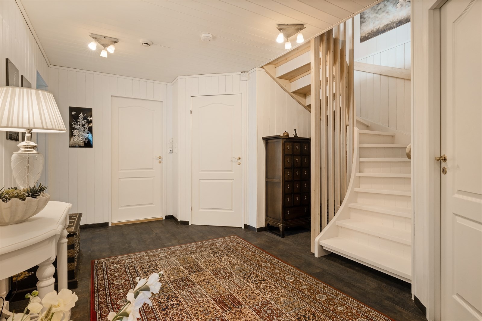 Stor og romslig gang som som har adkomst til samtlige rom i inngangsplanet Galleribilde
