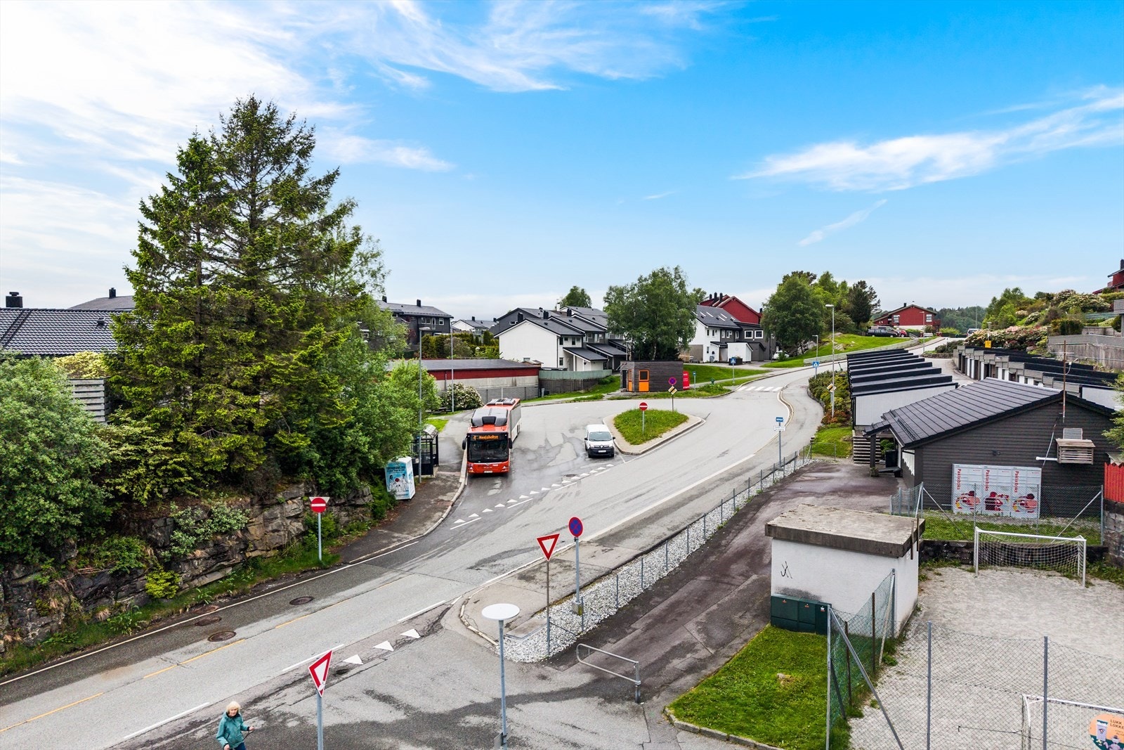 Busstopp finner du like i hovedveien som er knyttet til rute nr. 4 som er Åsanes hyppigste bussrute med avganger omtrent hvert tiende minutt på dagtid Galleribilde
