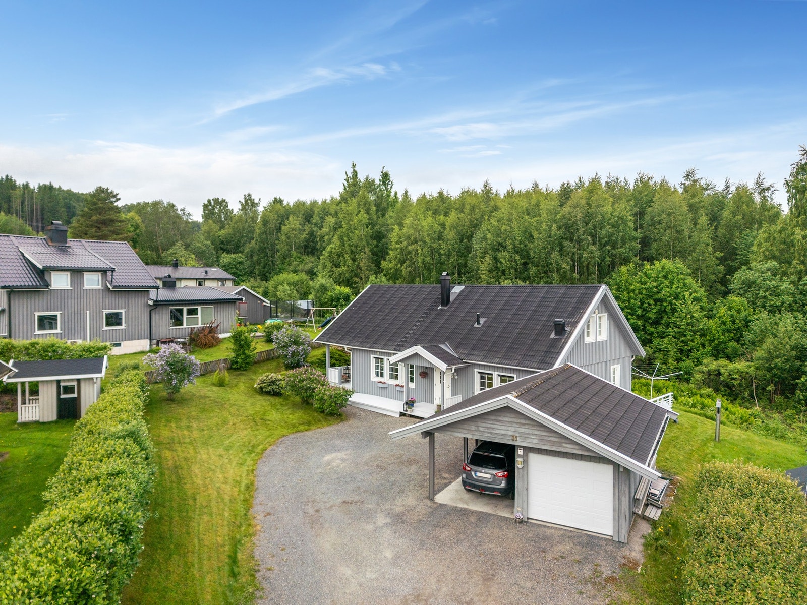 Innholdsrik enebolig & garasje/carport med inntilbygd bod Galleribilde