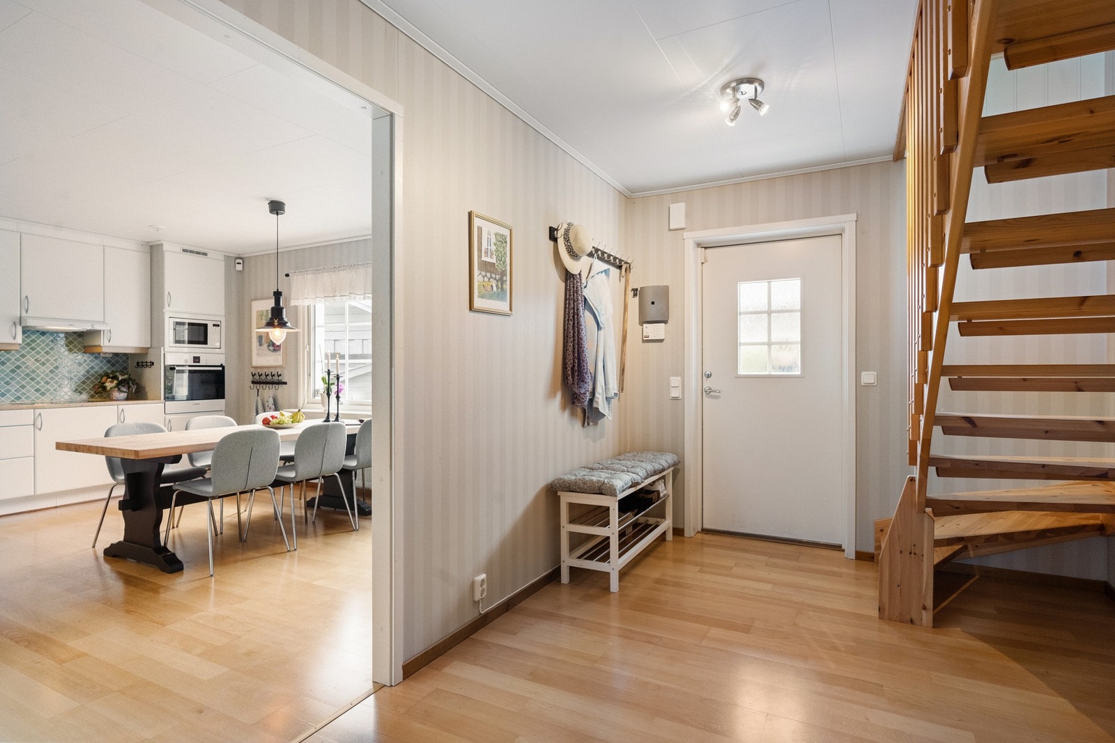 Romslig entrè med trapp til 2.etg. Galleribilde