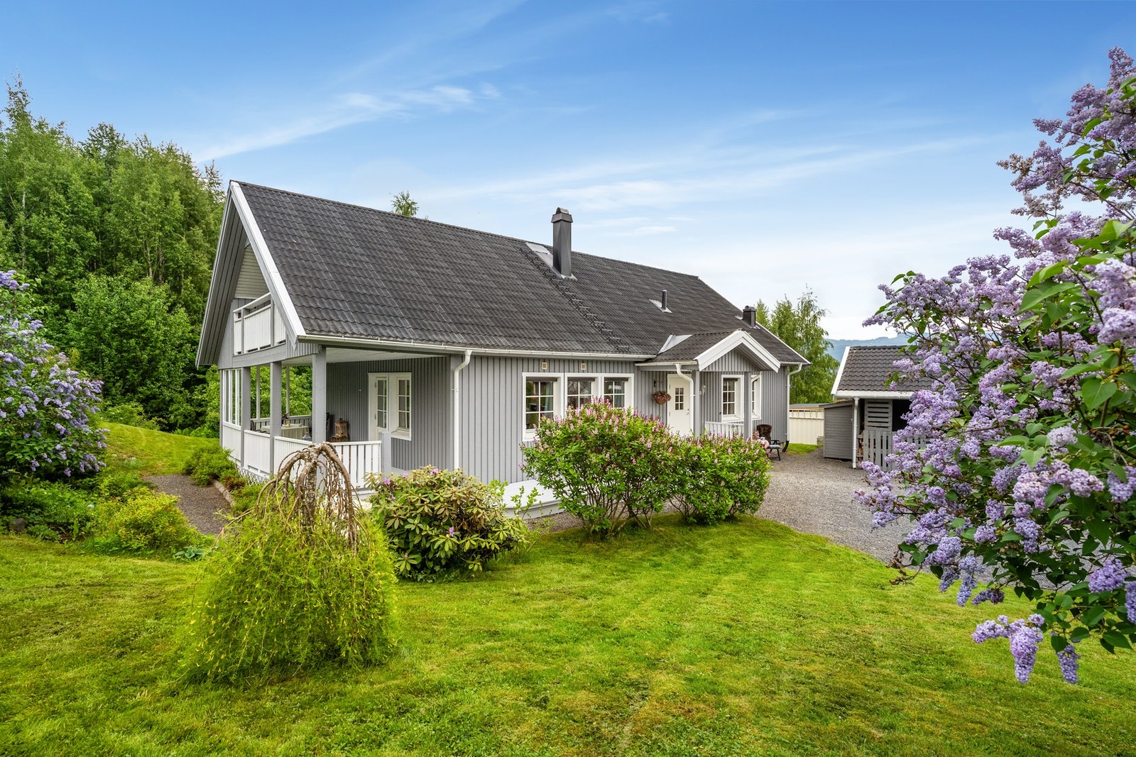 Velstelt tomt og flere fine uteplasser rundt boligen Galleribilde