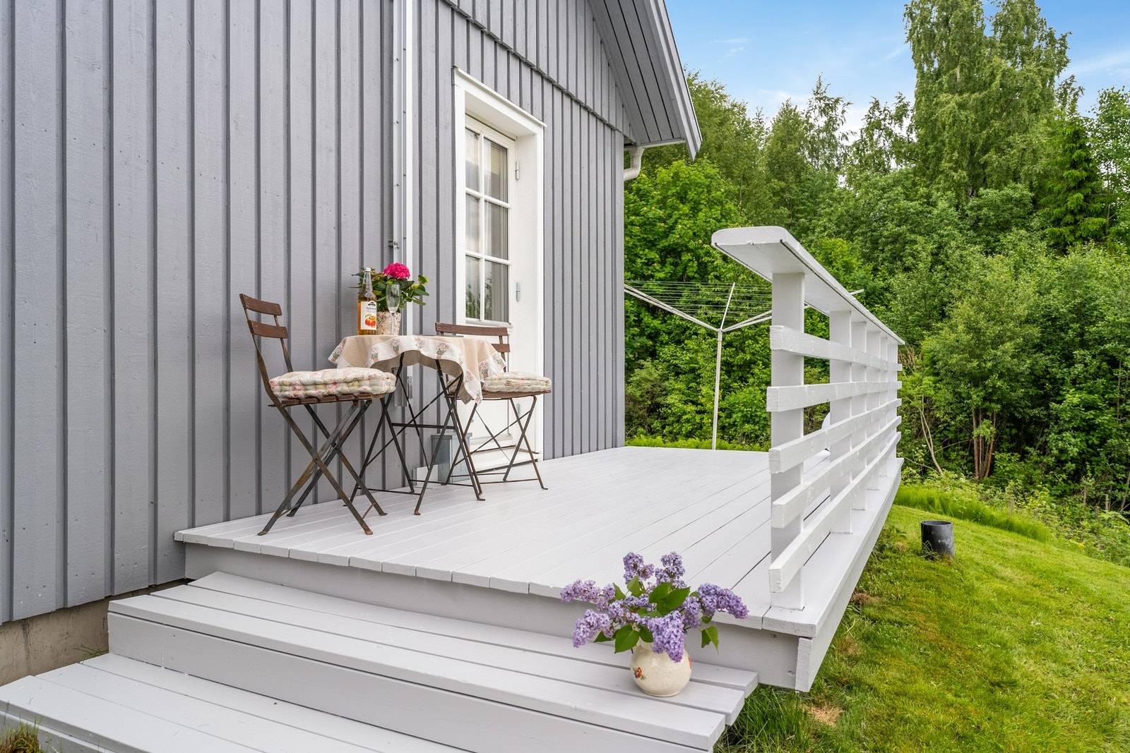 Åpen terrasse med utgang fra vaskerommet - herfra er det litt mjøsutsikt Galleribilde