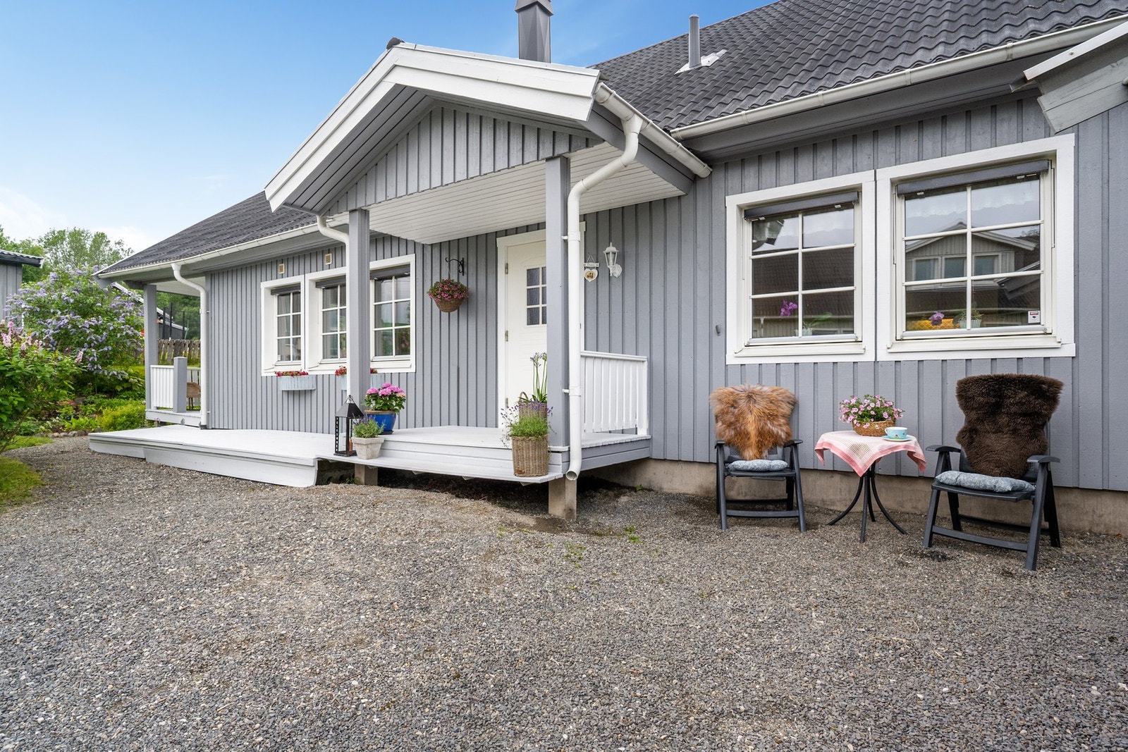 Uteplass på hver side av inngangsparti Galleribilde