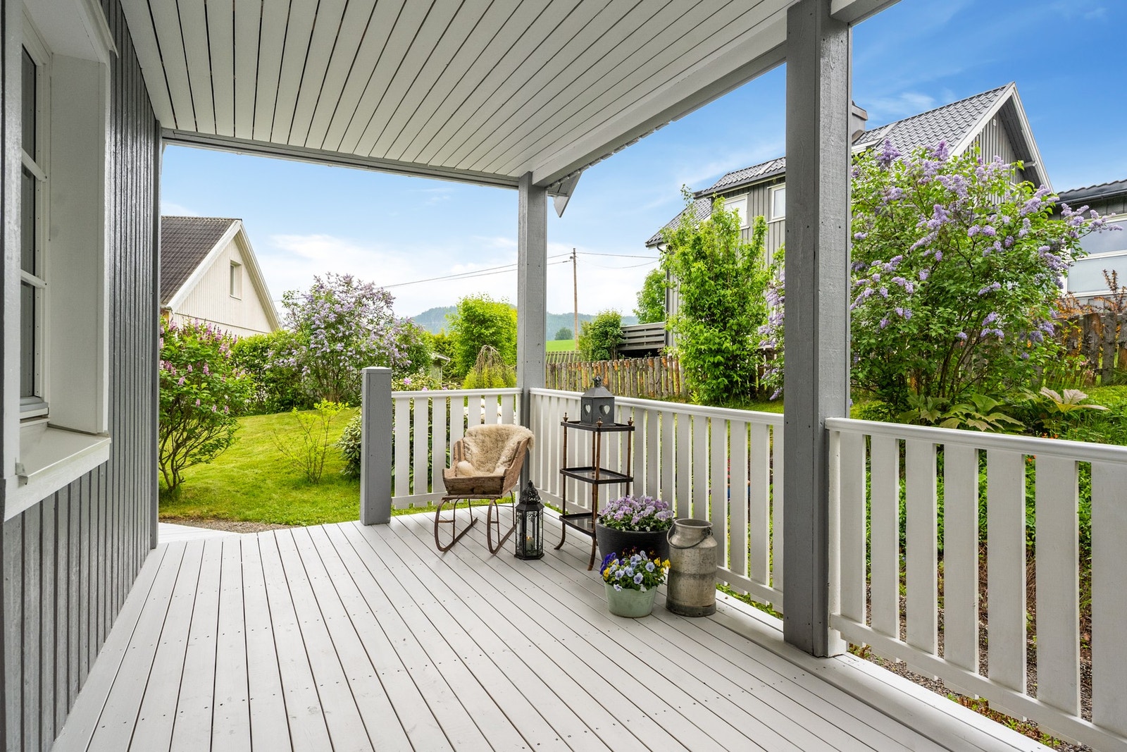 Hyggelig uteplass på overbygd terrasse - utgang fra stue 1.etg. Galleribilde
