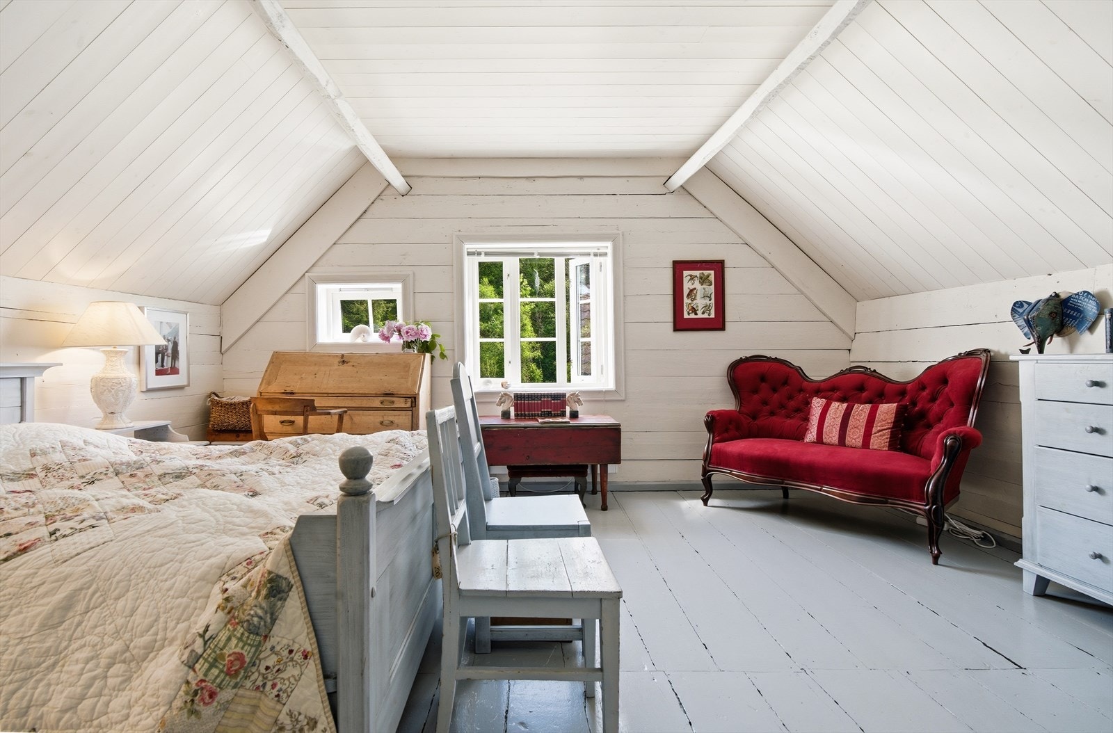 Hovedsoverommet på loftet er hele 24 m² og har tregulv, tømmervegger og malt panel i himling. Galleribilde