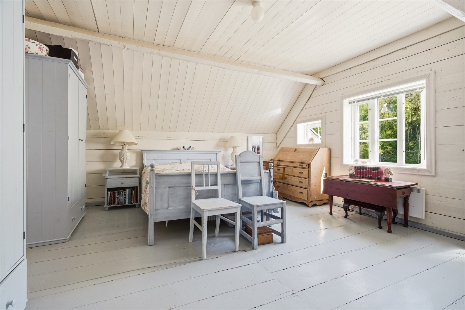 Soverommet har god romfølelse og en tydelig historisk karakter i materialene. Galleribilde