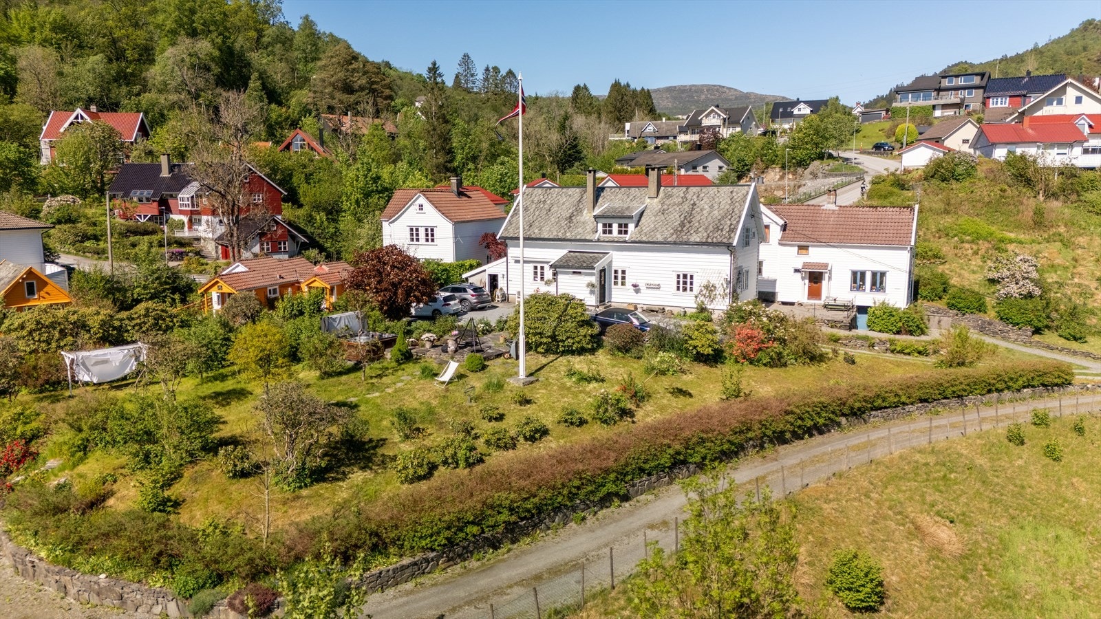 Huset og hagen danner en helhet som inviterer til et roligere liv, tett på både naturen og historien. Galleribilde