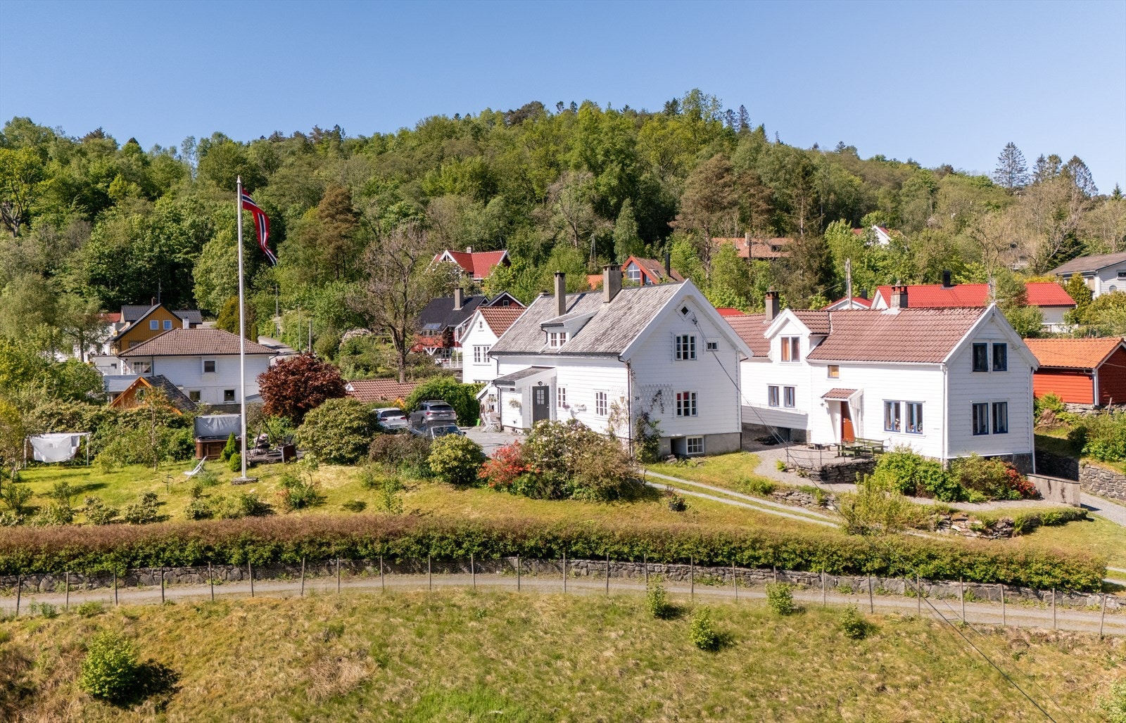Eiendommen byr på en sjelden kombinasjon av historisk sjarm, stor hage og sentral beliggenhet. Galleribilde