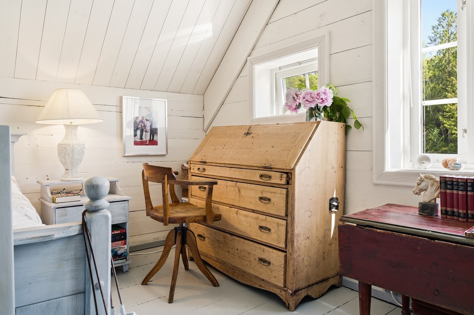 Det er god plass til stor dobbeltseng, garderobe og annen ønsket møblering. Galleribilde