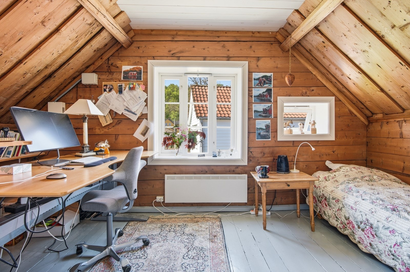 Det andre soverommet på loftet har tregulv, tømmervegger og panel i himling - enkelt, varmt og sjarmerende. Galleribilde