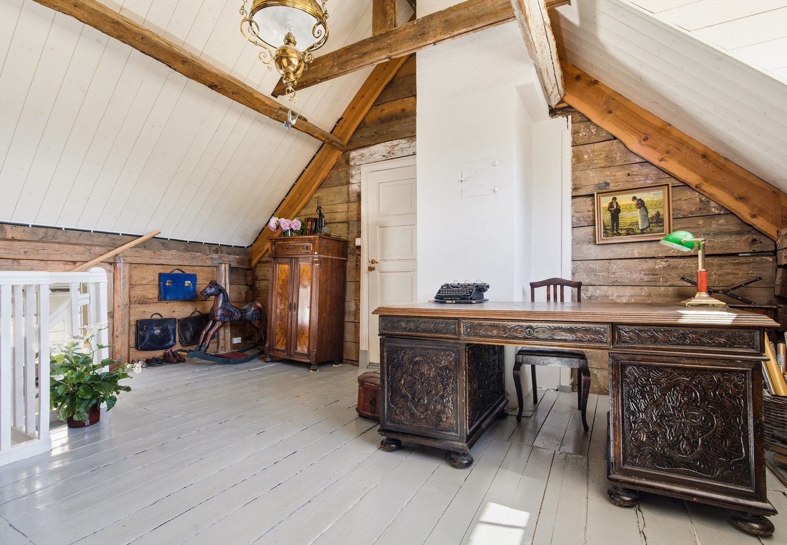 Dette er et hjem der skjevheter, treverk og historiske spor er en del av opplevelsen. Galleribilde