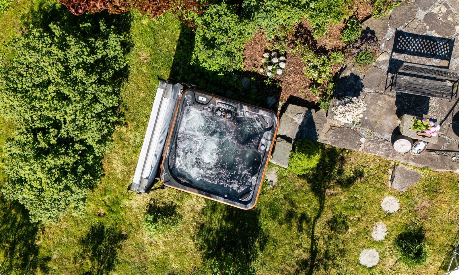 Her finnes solrike uteplasser, prydbusker, rosebed, bærbusker, varmt velværebad og lune soner for både rolige morgener, lange sommerkvelder og
gode samtaler under åpen himmel. Galleribilde