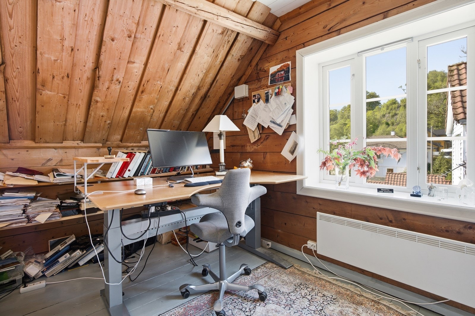 Tømmerveggene gir hvert rom et tydelig preg av alder, håndverk og levd liv. Galleribilde