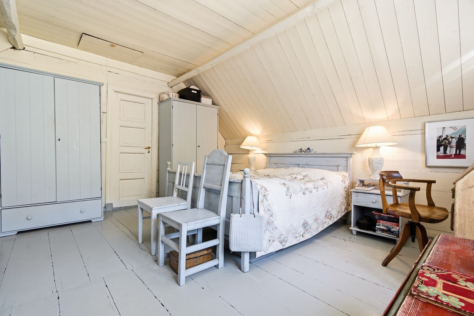 Fra loftsetasjen er det tilkomst til stort loftsrom via loftsluke. Galleribilde