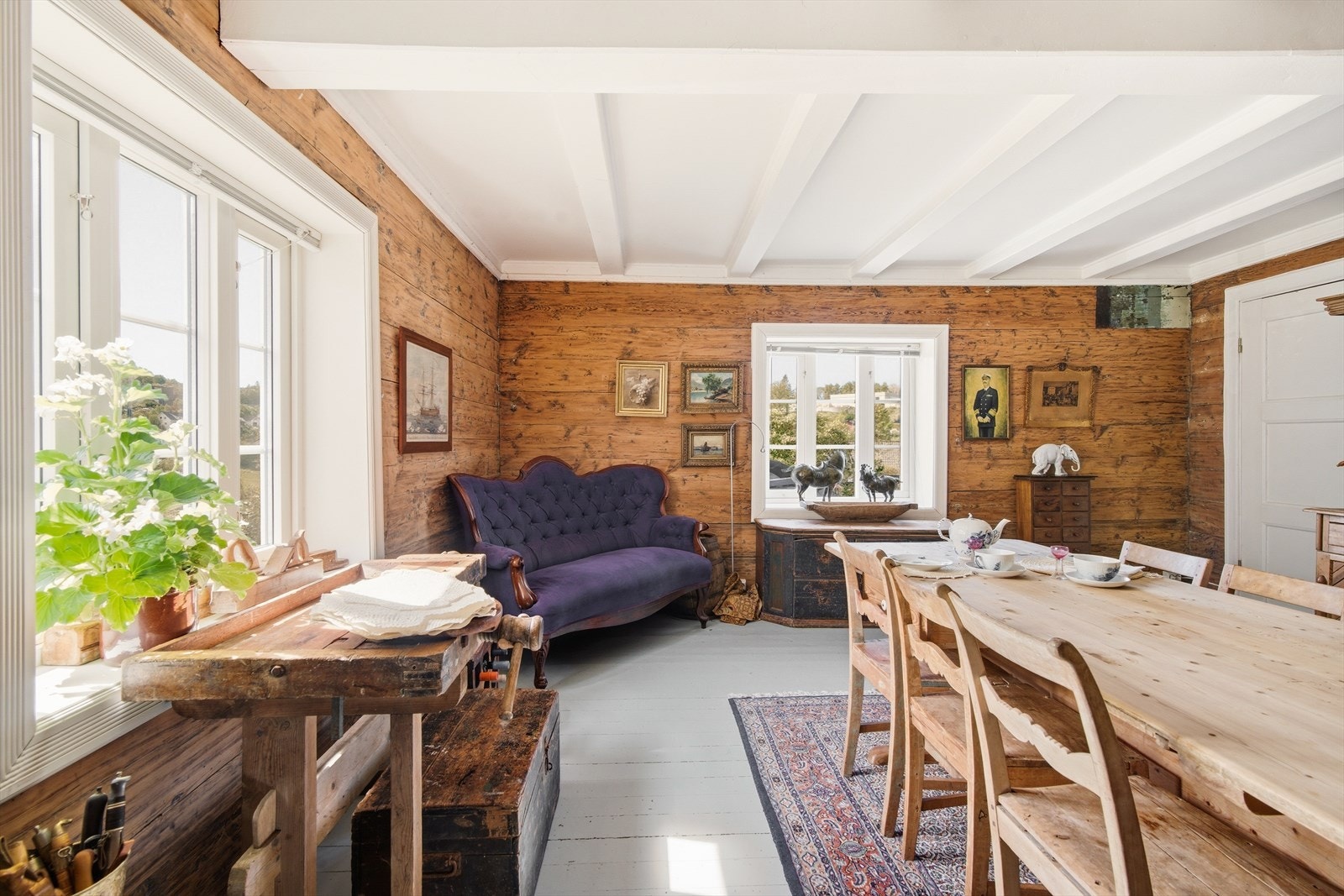 Vinduer, treverk og historiske detaljer gir huset en egen rytme og et uttrykk som må oppleves. Galleribilde