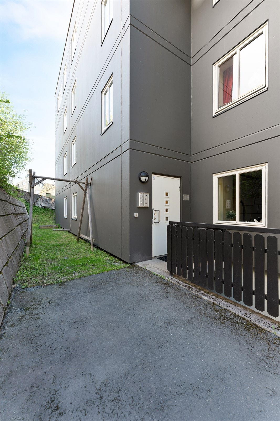 Felles bakgård og inngangsparti. Galleribilde