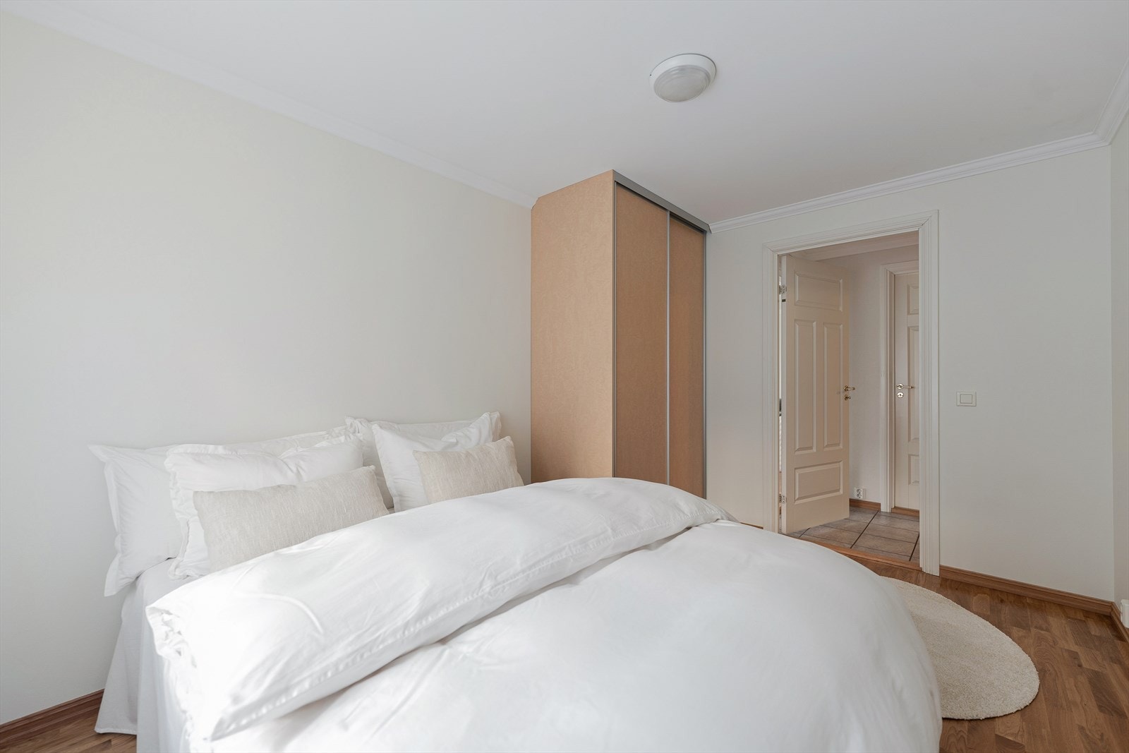 Soverom 2 er lyst og luftig, med god plass til dobbeltseng og praktisk skyvedørsgarderobe. Galleribilde