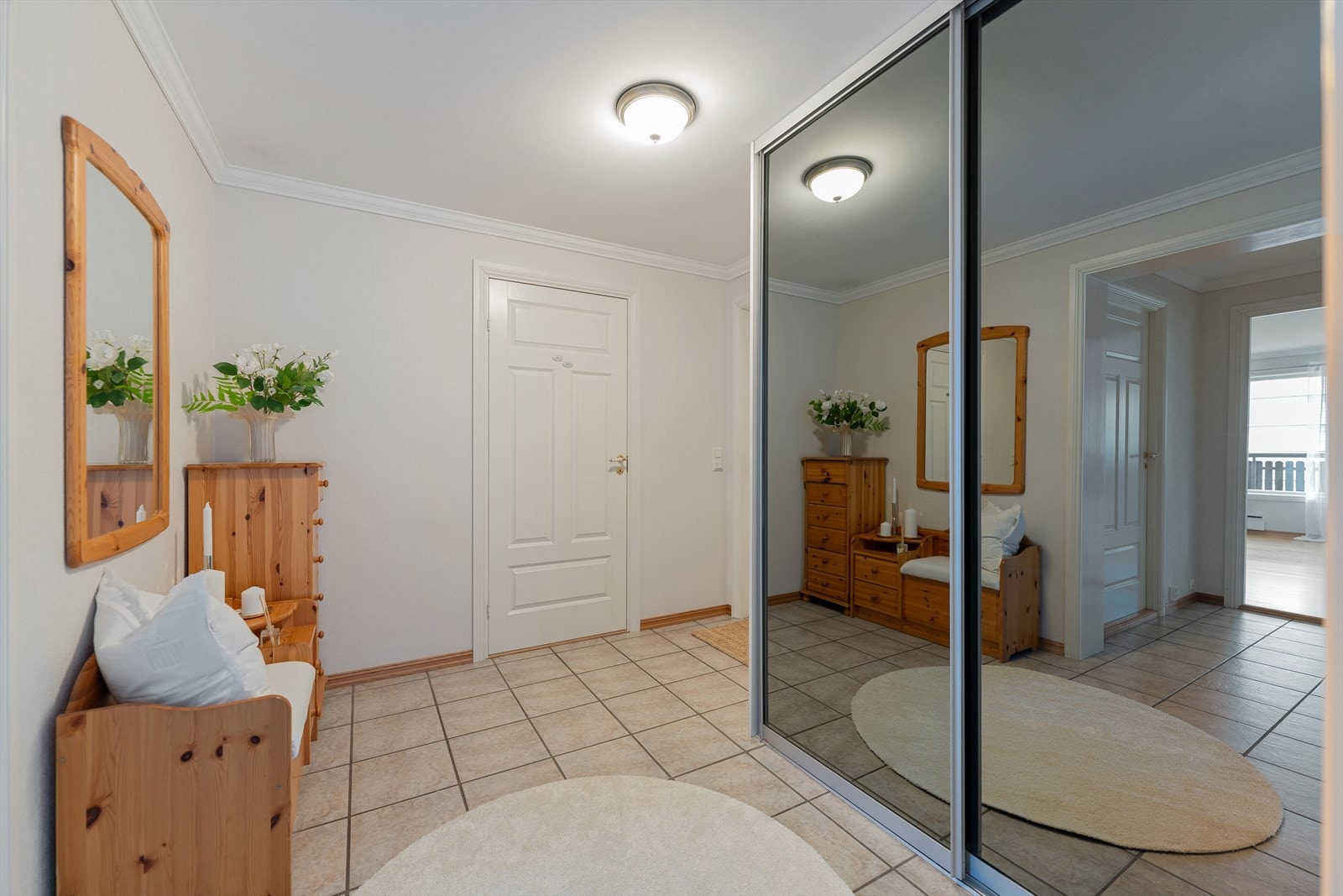 Entré med praktisk skyvedørsgarderobe som gir gode oppbevaringsmuligheter for yttertøy. Galleribilde