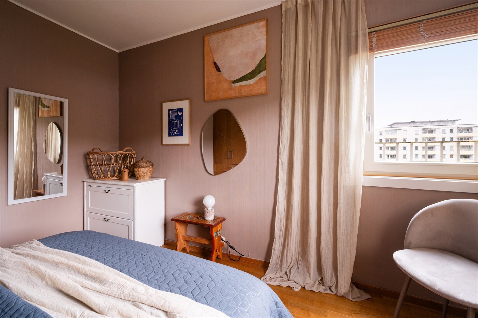 To vinduer slipper inn godt med naturlig lys og gir gode muligheter for utlufting. Galleribilde