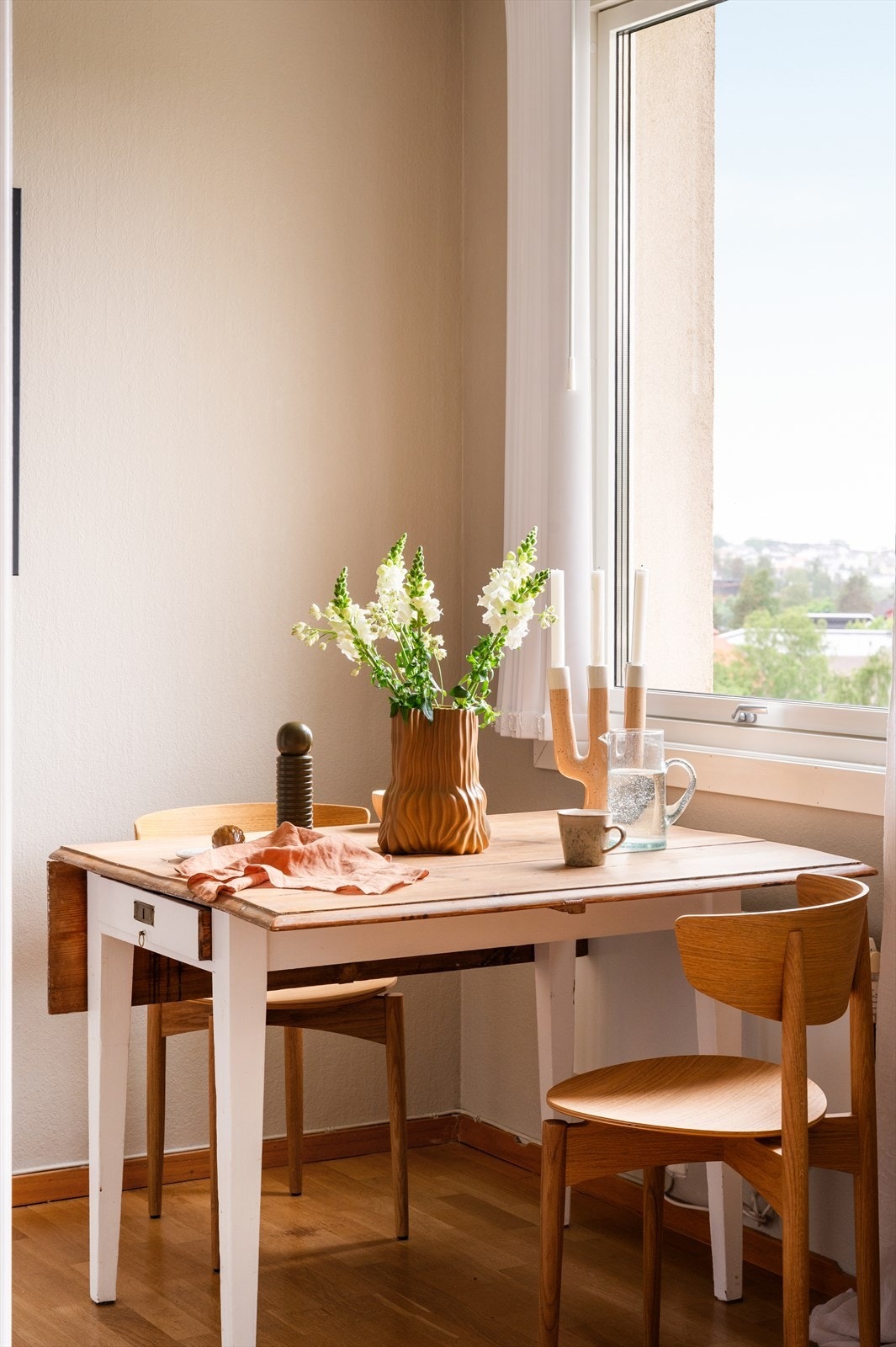 Også her er det er det plass for et mindre spisebord, perfekt for å nyte frokosten med flott utsikt. Galleribilde