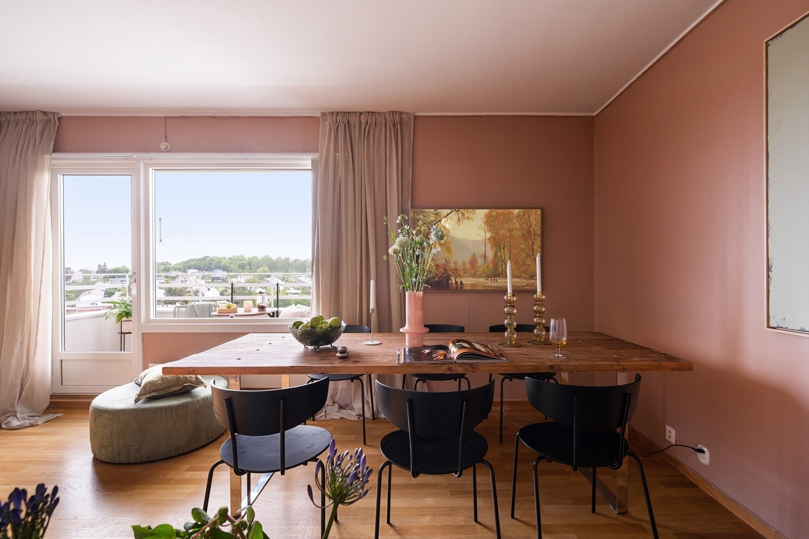 Leilighetn har en romslig stue med god plass til både sofagruppe og stort spisebord. Galleribilde
