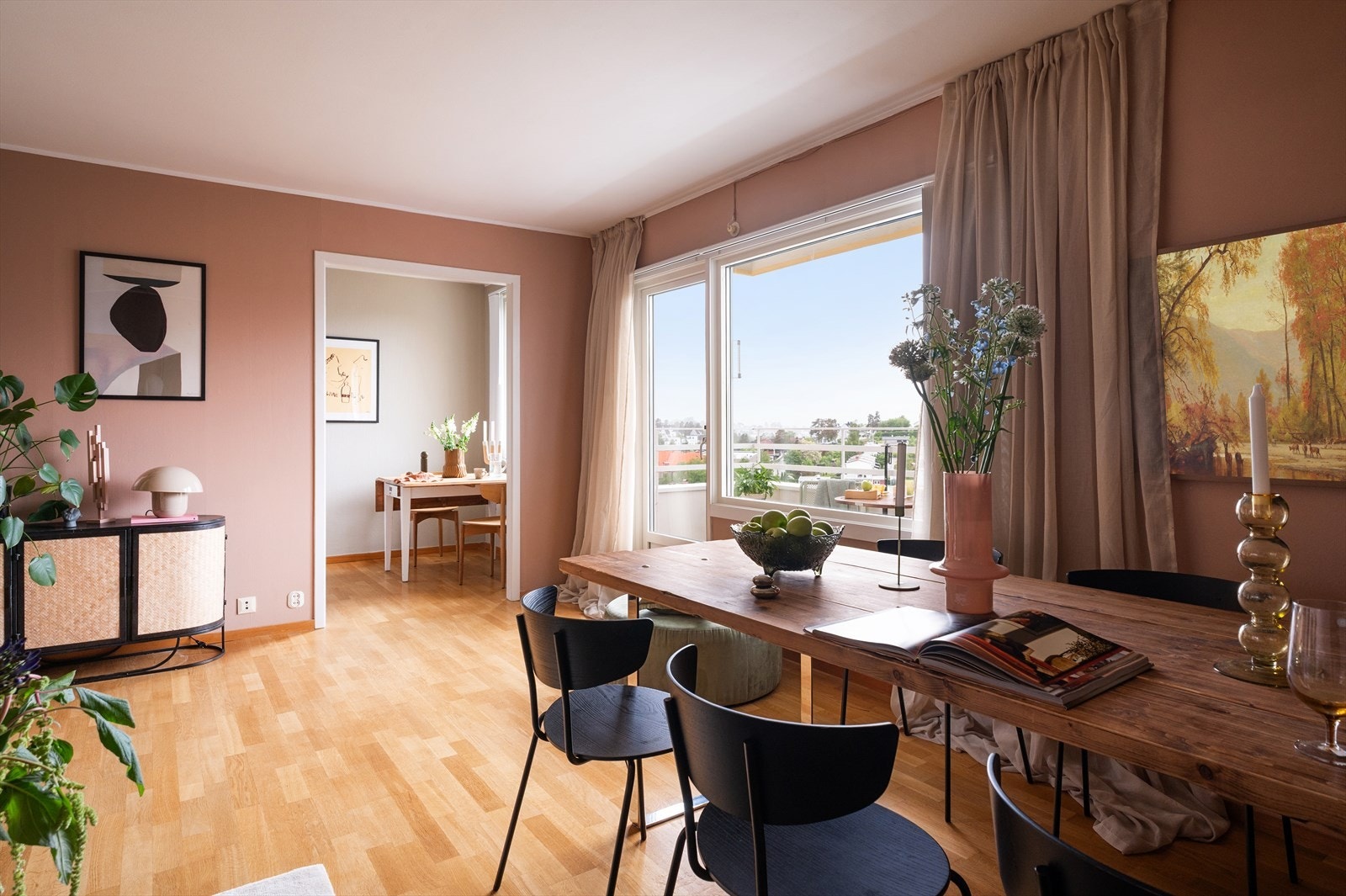 Stuen er malt i moderne fargetoner. Galleribilde